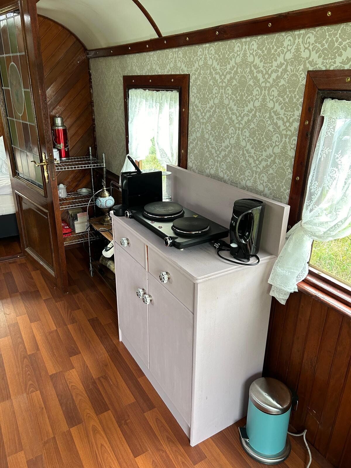 Coffee/tea maker, cookware/dishes/utensils