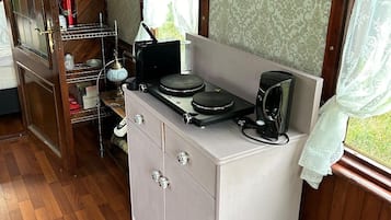 Coffee/tea maker, cookware/dishes/utensils