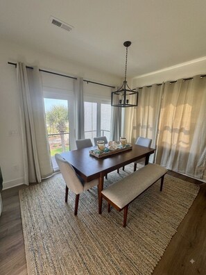 Dining - Oceanfront luxury escape 5-bedroom home with private pool in sunny Myrtle Beach! (Myrtle Beach)