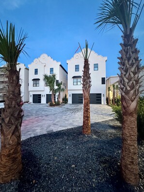 Exterior - Oceanfront luxury escape 5-bedroom home with private pool in sunny Myrtle Beach! (Myrtle Beach)