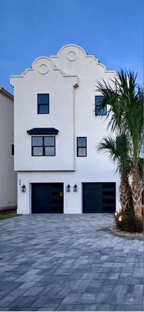 Exterior - Oceanfront luxury escape 5-bedroom home with private pool in sunny Myrtle Beach! (Myrtle Beach)