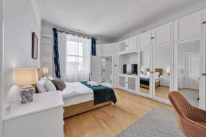 Une chambre d’hôtel avec un lit, une table de chevet, une lampe et un miroir.