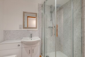 Cottage | Bathroom - Kent Coast Stays (Birchington-on-Sea)