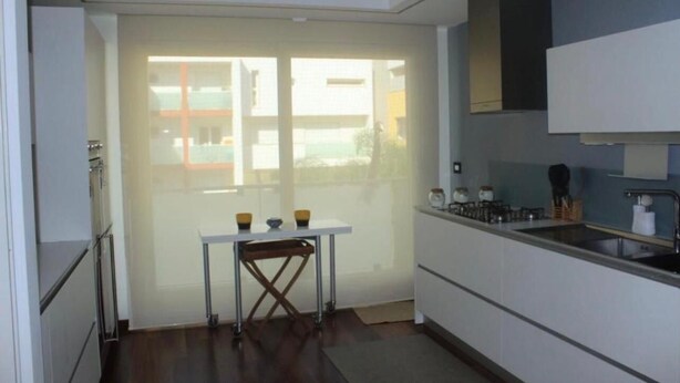 Una cocina moderna con comedor, ventana con vistas y armarios empotrados.