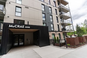 En flervåningsbyggnad med modern design, som har en framträdande entré med skylten ”McCRAE 2000”.