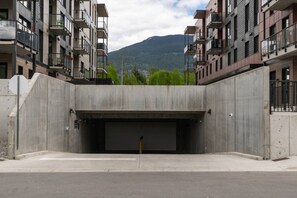 A multi-story parking garage with concrete walls and a flat roof. - Revelhaus | Boutique Mountain Retreat (Revelstoke)