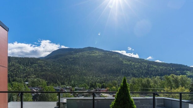 Un paisaje montañoso con cielo despejado y sol brillante.