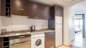 Apartment, Balcony, City View | Private kitchen