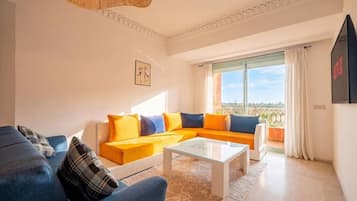 Apartment, Balcony, City View | Living area