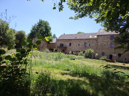 Évadez-vous au moulin : jardin, ruisseau et charme chaleureux