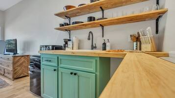 Cafetera o tetera, frigorífico, microondas y tostadora