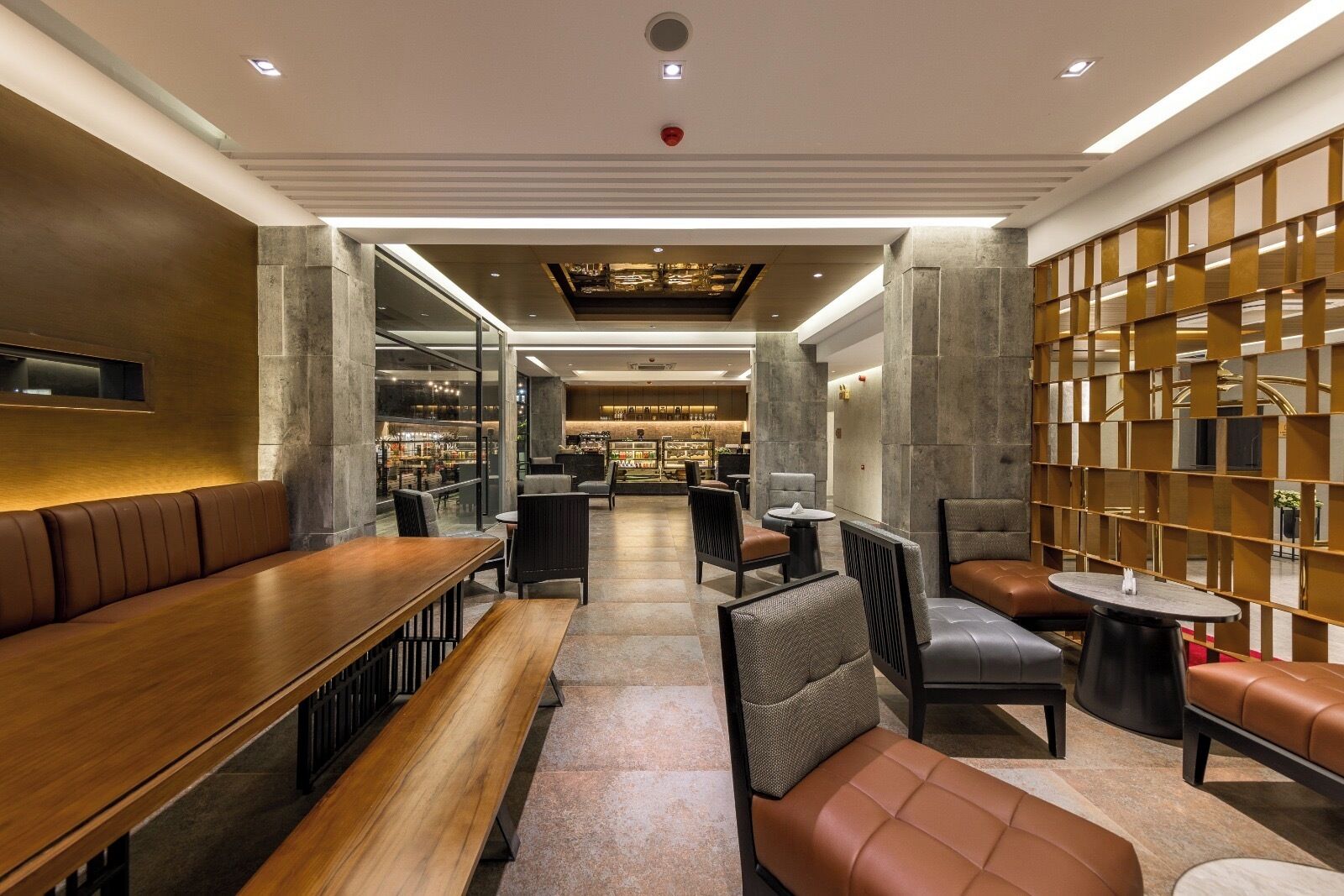 Un intérieur moderne avec des espaces salon, un bar et une vue sur le bar.
