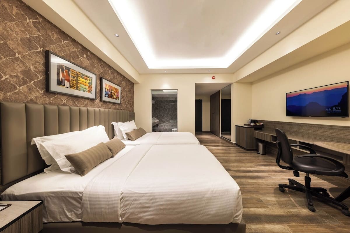 Quarto duplo premium | Roupas de cama premium, frigobar, escrivaninha