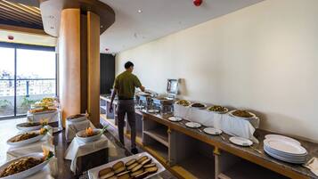 Café da manhã com buffet grátis todos os dias