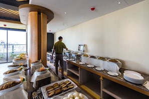Café da manhã com buffet grátis todos os dias