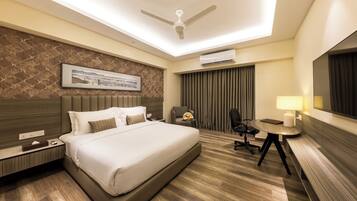 Quarto casal premium | Roupas de cama premium, frigobar, escrivaninha