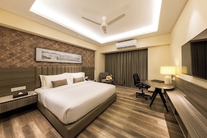 Quarto casal premium | Roupas de cama premium, frigobar, escrivaninha