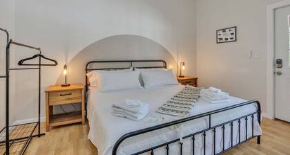 Brand New, Adorable Suite Near the Caverns!
