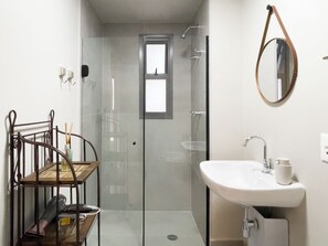 Studiolejlighed | Badeværelse | Bruser, gratis toiletartikler, håndklæder, Sæbe