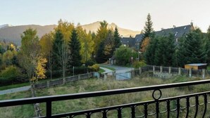 Un barrio residencial con casas, árboles y una montaña al fondo.