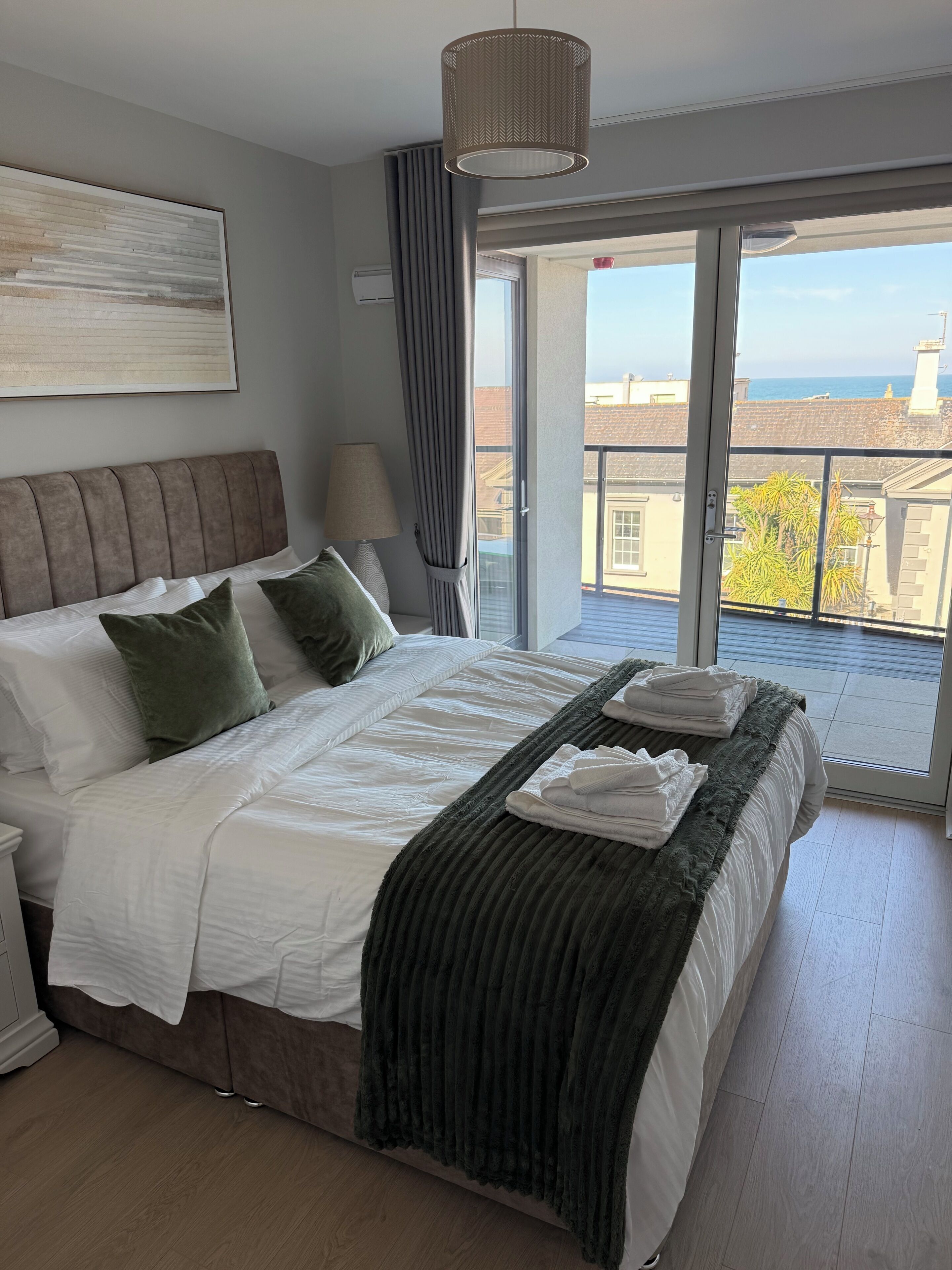 Habitación Deluxe, balcón, vistas al mar | Caja fuerte, cortinas opacas, tabla de planchar con plancha