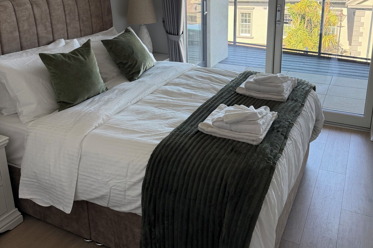 Deluxe Room, Balcony, Sea View | Peti besi dalam bilik, langsir/tirai gelap terus 