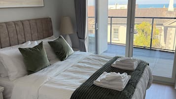Habitación Deluxe, balcón, vistas al mar | Caja fuerte, cortinas opacas, tabla de planchar con plancha