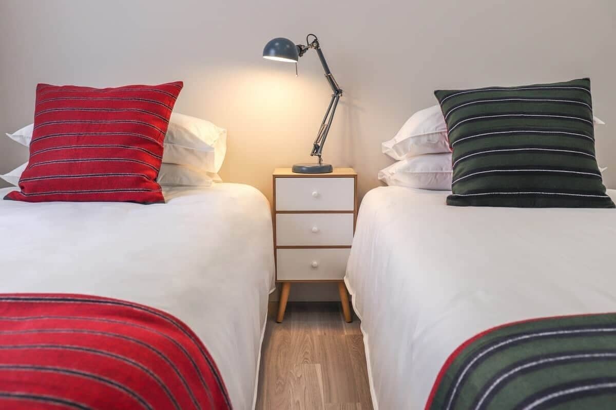 Tabla de planchar con plancha, wifi y ropa de cama 