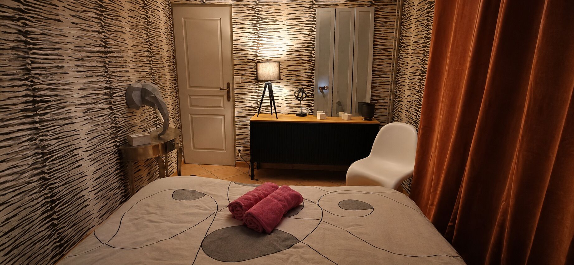 3 quartos, acesso à internet, roupa de cama
