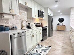 Private kitchen - Sun, Beautiful Beaches & Serenity — Peaceful 3-Bedroom house Palm Coast Getaway (Palm Coast)