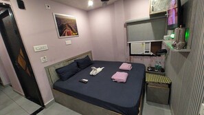Chambre Double Supérieure | Bureau, espace de travail pour ordinateur portable, rideaux occultants