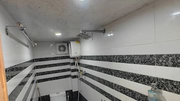 Un baño pequeño y estrecho con inodoro, bidé y secador de manos.