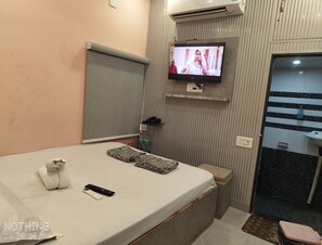 Desk, laptop workspace, blackout drapes, soundproofing - Hotel Sangam Rajhans (Jaipur)