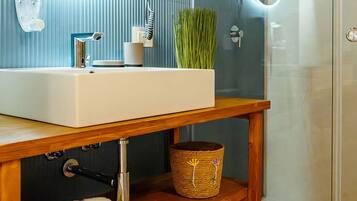 Comfort-Vierbettzimmer, Mehrere Betten, Balkon | Badezimmer