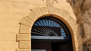 Una entrada de edificio con un arco y un letrero encima.