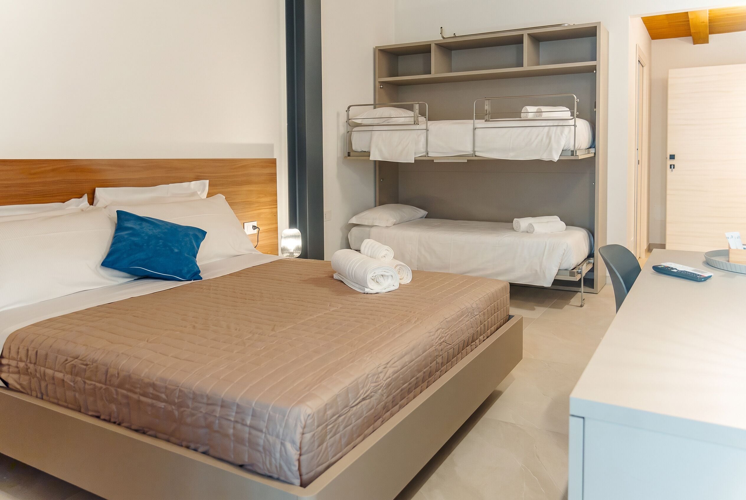 Chambre Quadruple Confort, plusieurs lits, balcon