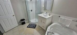 Bathroom - Cozy Brampton Stay Near Mount Pleasant GO (Brampton)