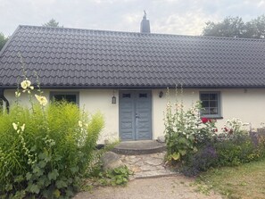 Exterior - A Skåne-style farmhouse in the heart of Österlen (Östra Vemmerlöv)