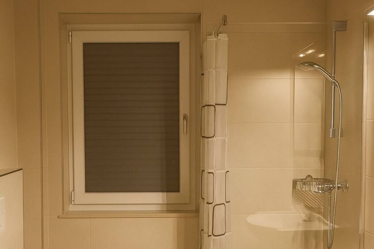 Classic-dobbeltværelse | Badeværelse | Bruser, gratis toiletartikler, hårtørrer, håndklæder
