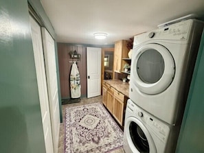 A laundry room with a washing machine, a dryer, and a patterned rug. - Peaceful Lakefront Retreat,  Fish, Kayak, Unplug 18 Min from Middlebury (Leicester)