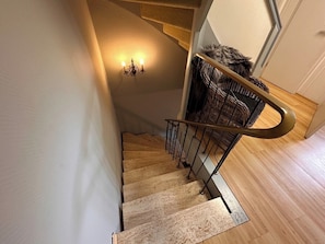 A staircase with a metal handrail and a wall-mounted light fixture. - Unter dem Ginster - 12-Person Villa Next to the Forest - Brilon Wald - Sauerland Willingen (Brilon)