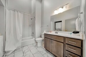 Hair dryer, towels, soap, toilet paper - Boutique Studio  Near Parking - City Center - 3F (Louisville)