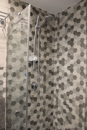Comfort-Doppelzimmer | Badezimmer | Dusche, Haartrockner, Handtücher, Seife