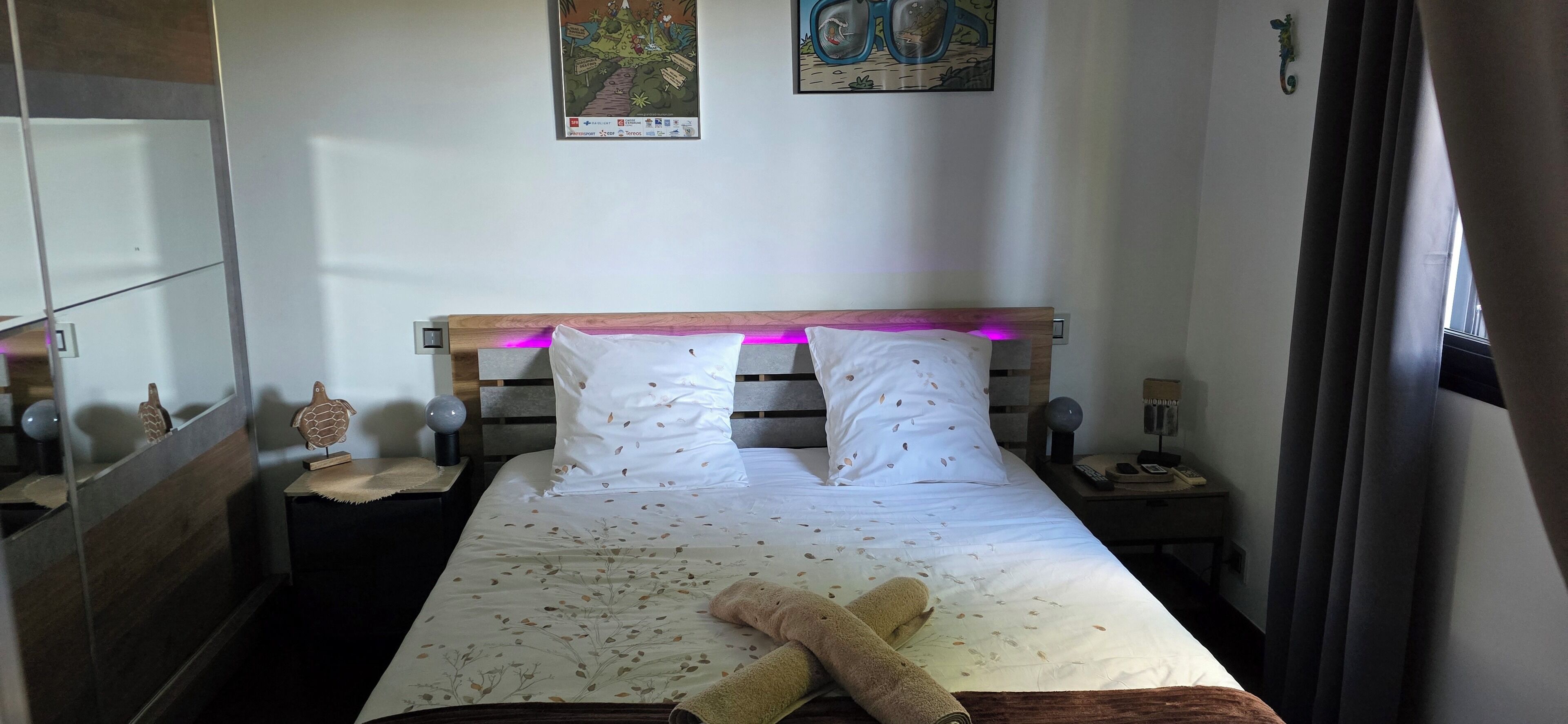 Een strijkplank/strijkijzer, wifi, beddengoed