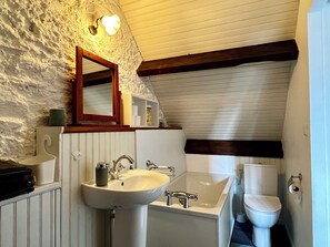 Haartrockner, Handtücher, Seife, Toilettenpapier