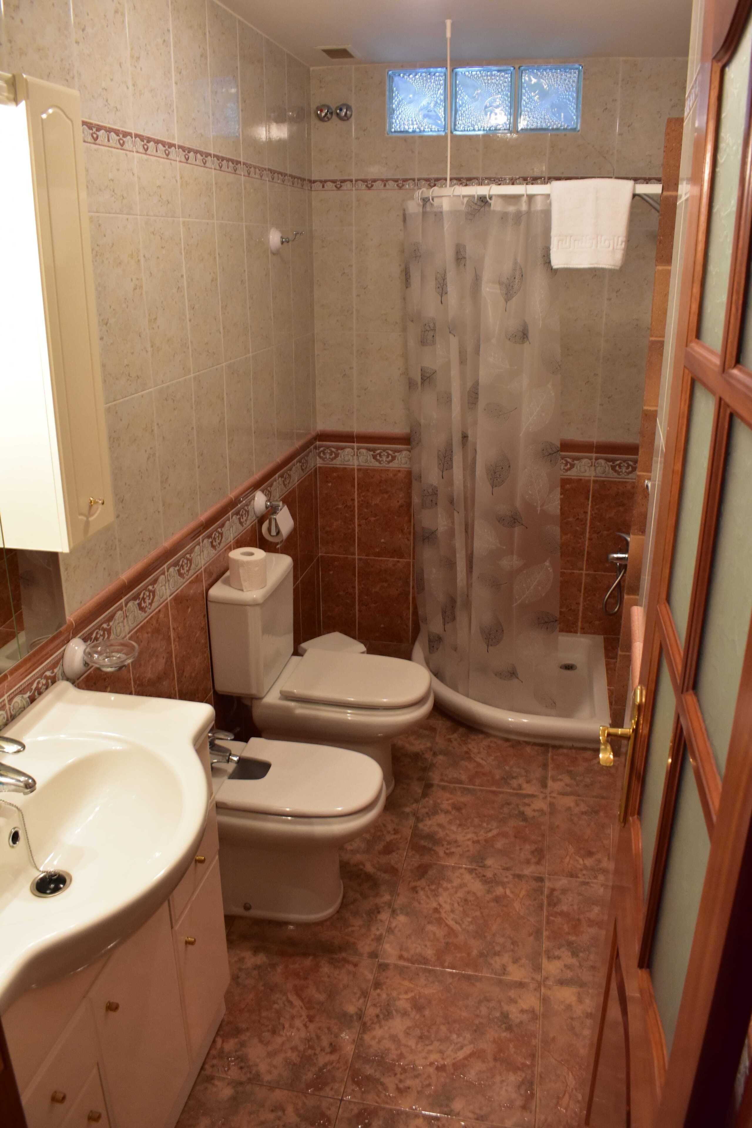 Kamer, 1 twee- of 2 eenpersoonsbedden, gemeenschappelijke badkamer | Badkamer