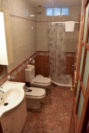 Chambre Double ou avec lits jumeaux, salle de bains commune | Salle de bain