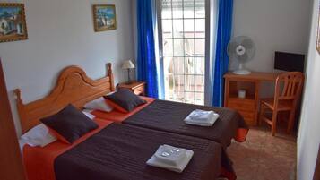 Kamer, 1 twee- of 2 eenpersoonsbedden, gemeenschappelijke badkamer