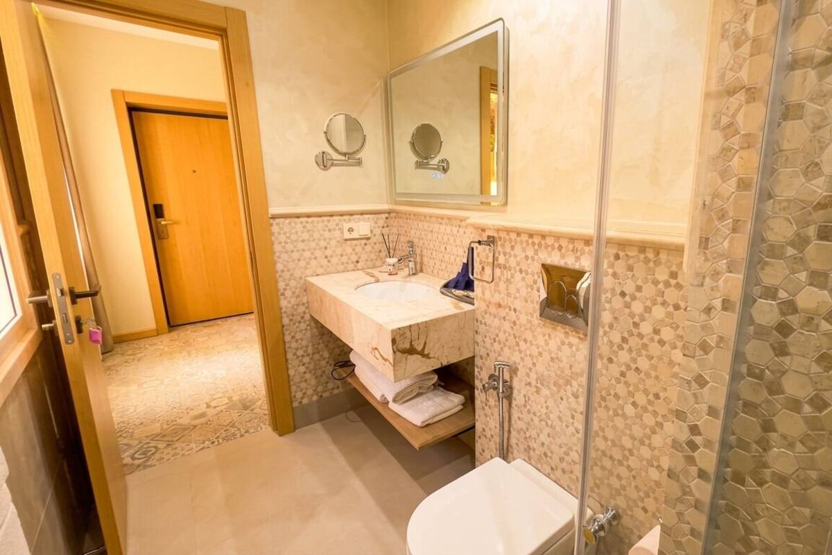 Comfort Triple Room | Bathroom | Free toiletries, hair dryer, towels, soap
