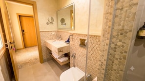 Comfort Triple Room | Bathroom | Free toiletries, hair dryer, towels, soap - Hamsa boutique Hotel (Tashkent)